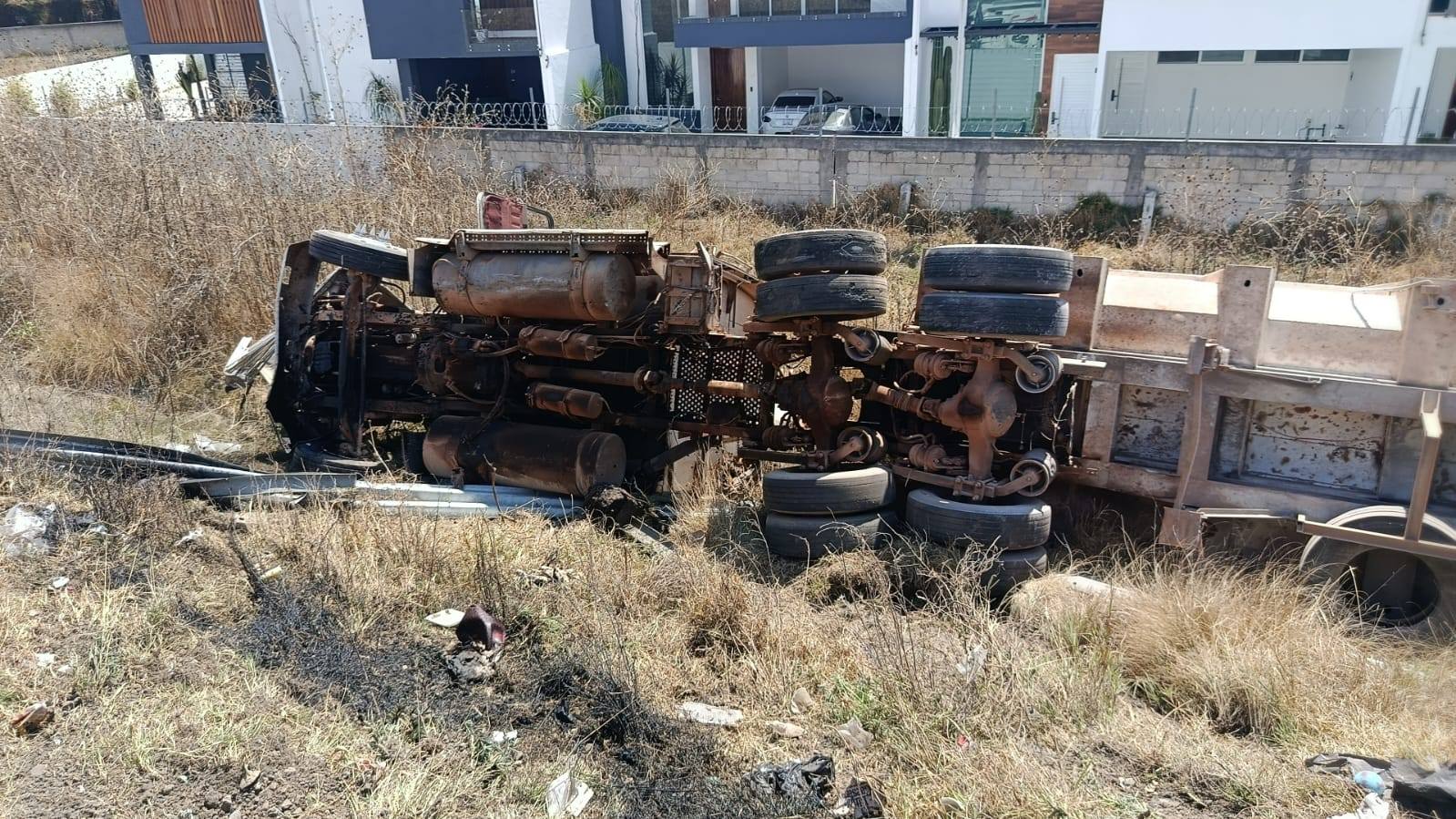 Caos vial en el Periférico: choque y volcadura de tráiler colapsan la circulación en Tepehitec