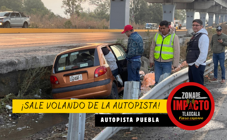 ¡Se sale de la autopista! Maniobra para evitar choque termina en zanja