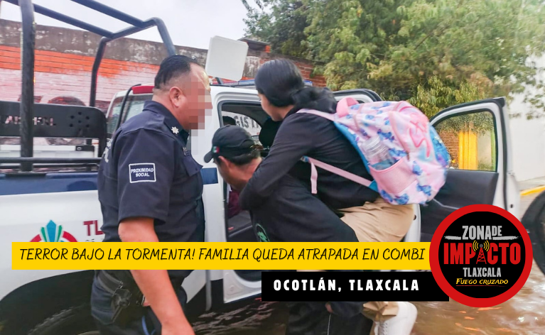 ¡TERROR BAJO LA TORMENTA! Policías rescatan a familia queda atrapada dentro de una combi