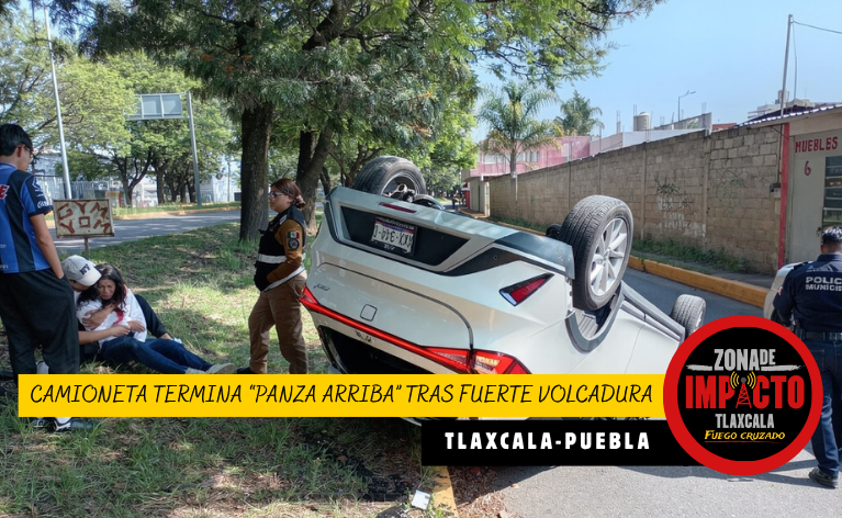 ¡Camioneta termina “panza arriba” en la Tlaxcala-Puebla tras fuerte volcadura!