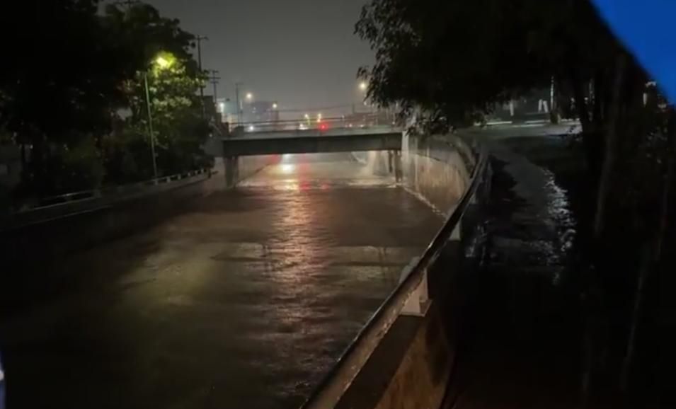 ¡La lluvia convirtió calles en trampas! Rescatan a familias y automovilistas atrapados por inundaciones en Apizaco