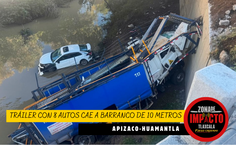 ¡DE MILAGRO! TRÁILER CON 8 AUTOS CAE A BARRANCO DE 10 METROS EN APIZACO-HUAMANTLA