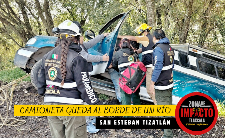A CENTÍMETROS DE LA TRAGEDIA: CAMIONETA CON PERSONAS A BORDO QUEDA EN RIESGO DE CAER A UN RÍO EN TIZATLÁN